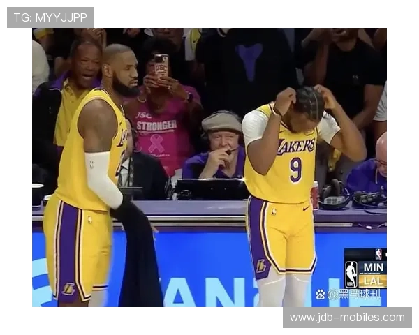 NBA常规赛第二节湖人多次前场传导后打出流畅团队进攻高潮节奏